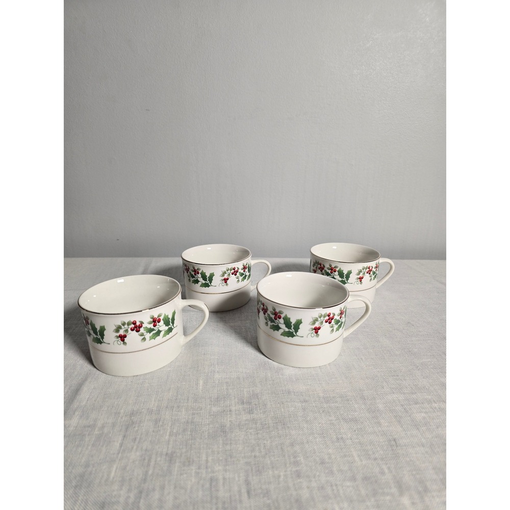 Gibson Everyday Christmas Holly Berry Coffee Tea Mugs Cups Set of 4 White OS